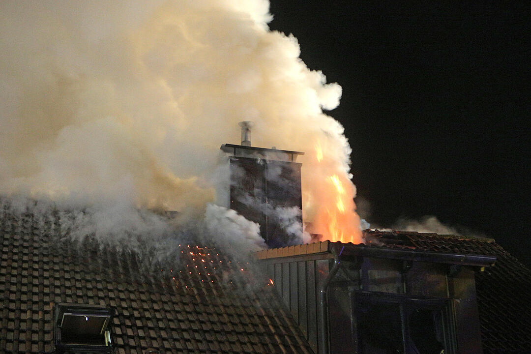Flammen schlugen aus dem Dachstuhl von Wohnhaus - Feuerwehrmann stuerzt von Drehleiter, zwei weitere Verletzte