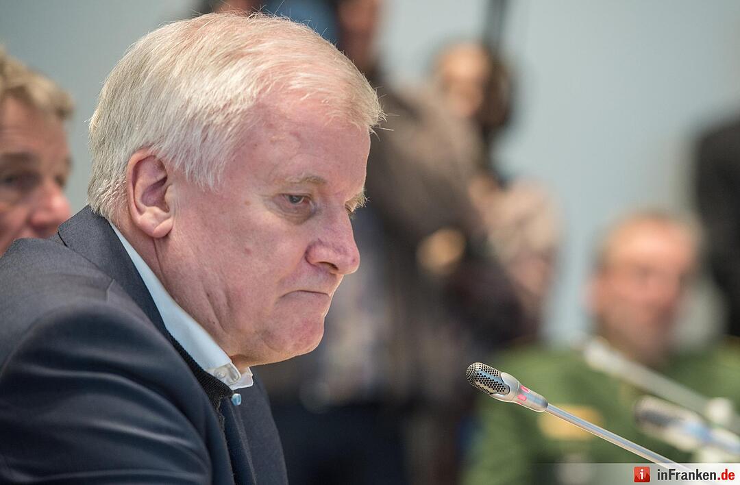 09.02.2016 waren zwei Meridian Nahverkehrszüge der privaten Bayerischen Oberlandbahn auf der eingleisigen Strecke zwischen Holzkirchen und Rosenheim bei hohem Tempo frontal ineinander gekracht. Zehn Menschen starben. Foto: Matthias Balk/dpa