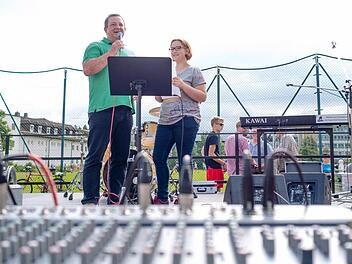 Rollentausch: KZG-Konrektor Thomas Müller bekam ein eigenes Zeugnis. Weil es sich brav anhörte, was die Schüler sowie Mit-Organisatorin Lilly Geißler an einem von ihm ausgefüllten Steckbrief auszusetzen hatten, gab es eine "Belohnung". Foto: Marian Hamacher