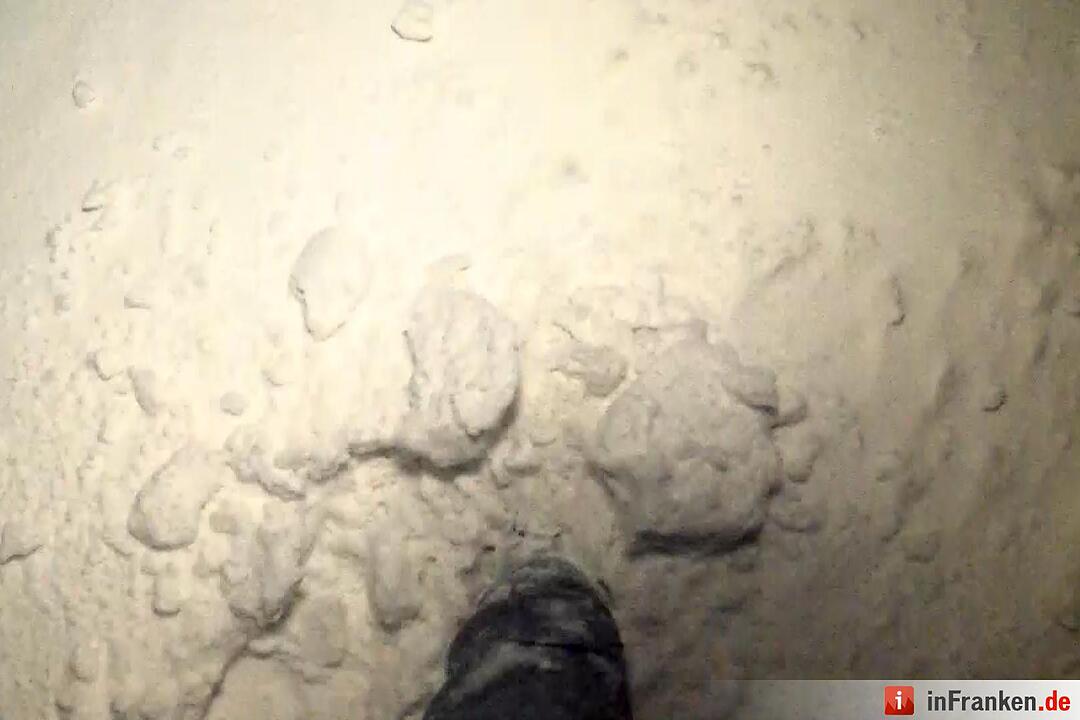 Winterchaos in Hochfranken - Laster und Autos stecken fest - Sturmböen sorgen für Schneeverwehungen - Schnee liegt auf den Straßen mehr als knöchelhoch