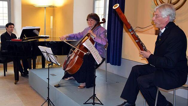 Ein besonderes Konzert boten Rebecca Rust (Mitte), Friedrich Edelmann (rechts) und Nikolai Gangnus in der ehemaligen Synagoge in Altenkunstadt.  Foto: Andreas Welz