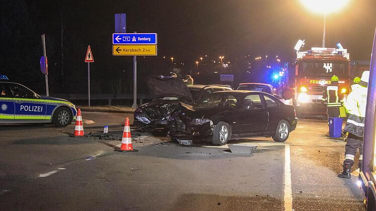 Eine BMW-Fahrerin &uuml;bersah an der Abzweigung nach Kersbach einen entgegenkommenden Mazda.  Foto: News5/Merzbach