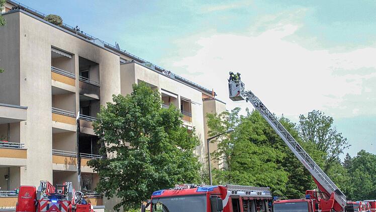 Mit mehreren L&ouml;schz&uuml;gen r&uuml;ckte die Feuerwehr am Samstag in N&uuml;rnberg aus: Durch starke Rauchentwicklung waren mehrere Menschen in einem brennendem Wohnhaus eingeschlossen. Foto: News5/Friedrich