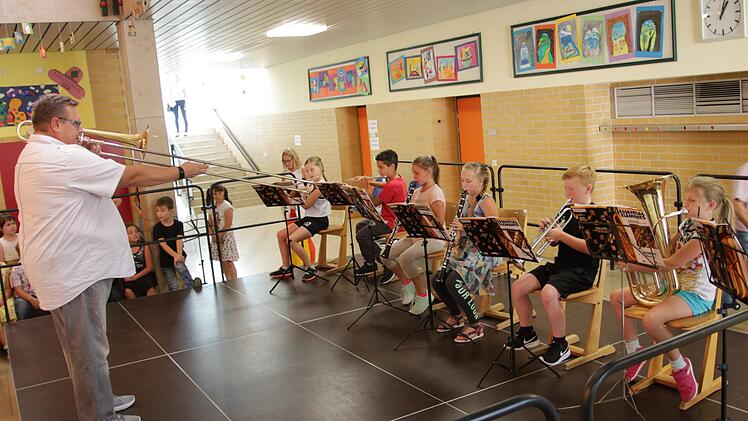 Die Bläserklasse machte den Auftakt zum Schulfest. Foto: Klaus Klaschka