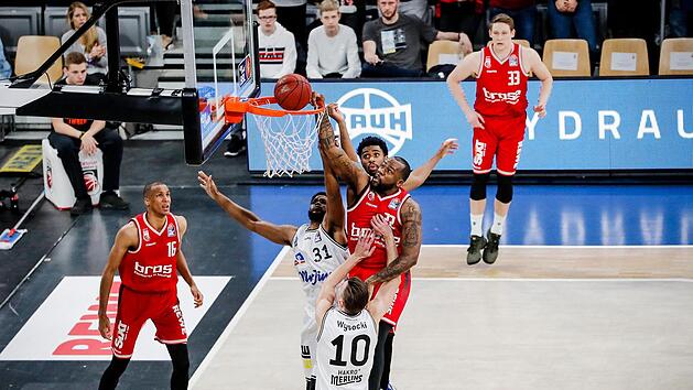 Der Crailsheimer Joseph Lawson (Nr. 31) kann nicht mehr verhindern, dass Cliff Alexander den Ball in den Ring stopft; links Louis Olinde Foto: Daniel L&ouml;b