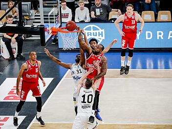 Der Crailsheimer Joseph Lawson (Nr. 31) kann nicht mehr verhindern, dass Cliff Alexander den Ball in den Ring stopft; links Louis Olinde Foto: Daniel Löb