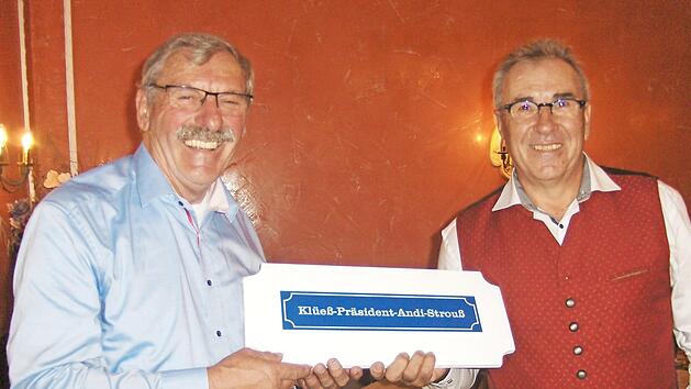 Durch die 25-j&auml;hrigen Verdienste des Pr&auml;sidenten Andy Grune wird nun eine Stra&szlig;e nach ihm genannt. Sie hei&szlig;t: "Kl&uuml;e&szlig;-Pr&auml;sident-Andy-Strou&szlig;".  Fotos: G&uuml;nther Hanna