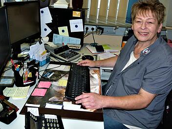 Christine Raithel an ihrem Arbeitsplatz. Die Notizzettel zeigen, auch nach 40 Jahren hat sie noch immer viel zu tun. Foto: Werner Reißaus