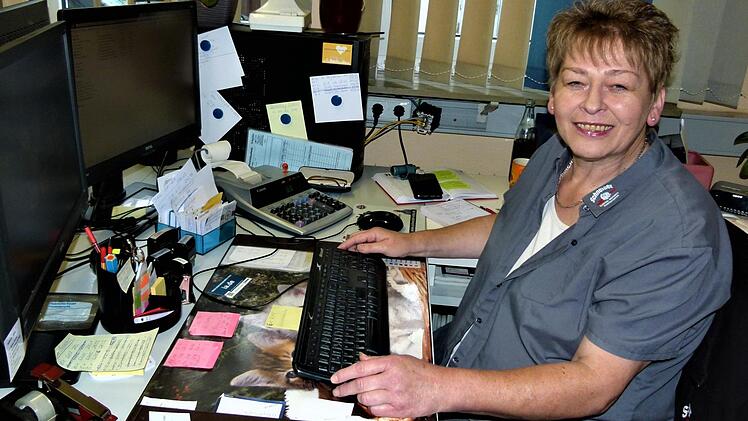 Christine Raithel an ihrem Arbeitsplatz. Die Notizzettel zeigen, auch nach 40 Jahren hat sie noch immer viel zu tun. Foto: Werner Reißaus