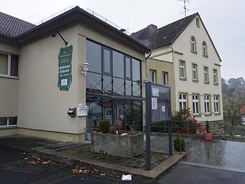 Das Haselbacher Hallenbad bleibt im November aufgrund der Einschränkungen durch die Corona-Pandemie geschlossen. Die Städtische Bücherei im ersten Stock bleibt geöffnet.  Foto: Marion Eckert