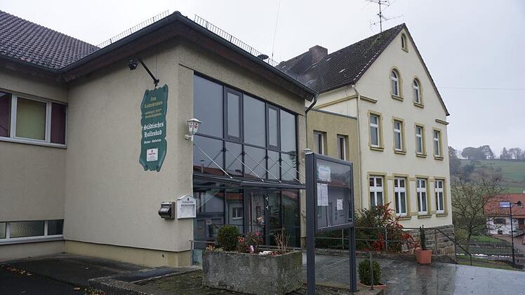 Das Haselbacher Hallenbad bleibt im November aufgrund der Einschränkungen durch die Corona-Pandemie geschlossen. Die Städtische Bücherei im ersten Stock bleibt geöffnet.  Foto: Marion Eckert