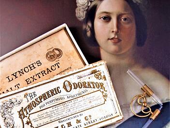 Vorweihnachtliche Überraschung für das Europäische Flakonglasmuseum Kleintettau: Parfümzerstäuber "The Atmospheric Odorator". Im Hintergrund Queen Victoria.  Repro: Gerd Fleischmann