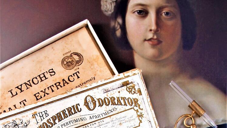 Vorweihnachtliche Überraschung für das Europäische Flakonglasmuseum Kleintettau: Parfümzerstäuber "The Atmospheric Odorator". Im Hintergrund Queen Victoria.  Repro: Gerd Fleischmann