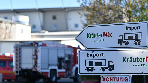 Die Firma Kräuter-Mix steht in der Nähe der A3, die Rauchwolken behinderten die Sicht auf der Fahrbahn.