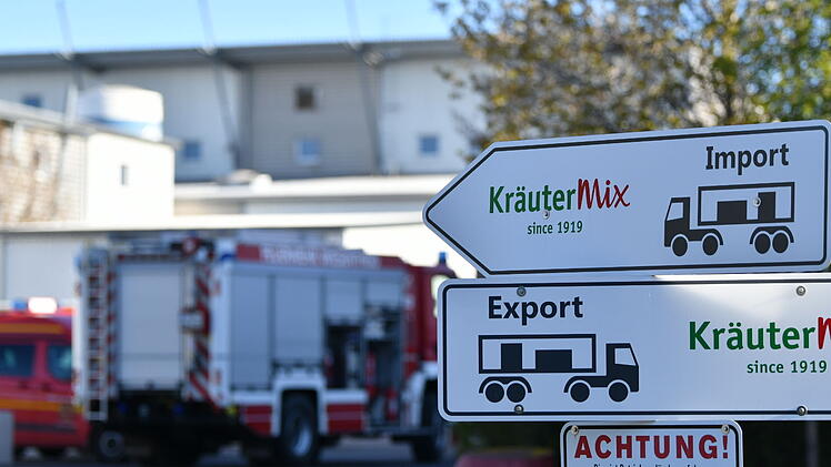 Die Firma Kräuter-Mix steht in der Nähe der A3, die Rauchwolken behinderten die Sicht auf der Fahrbahn.