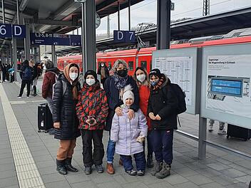 Anja Dietz (3. von rechts) mit den den geflüchteten ukrainischen Frauen und ihren Kindern am Bahnhof in Würzburg. Foto: Joachim Spieß