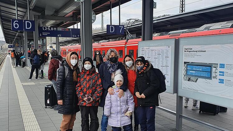 Anja Dietz (3. von rechts) mit den den geflüchteten ukrainischen Frauen und ihren Kindern am Bahnhof in Würzburg. Foto: Joachim Spieß