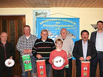 Für besondere züchterische Leistungen wurden zahlreiche Mitglieder geehrt (von links): Hans-Georg Martin, Markus Appel, Helmut Hanff, Klara Johanna Volldran, Günther Schmidt, Fritz Bauer und Vorsitzender Klaus Ruppert.