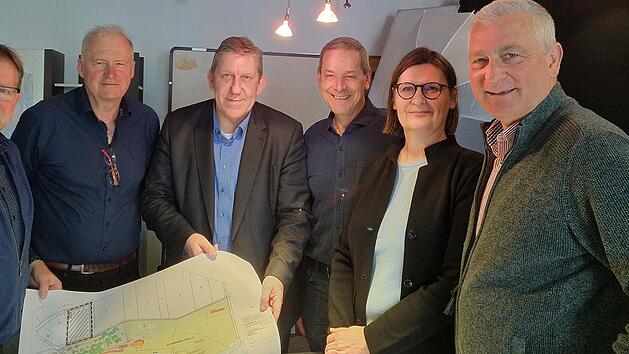 MdB Andreas Schwarz (3. v. links) informiert die Vereine &uuml;ber die millionenschwere F&ouml;rderung und l&auml;sst sich die Pl&auml;ne zeigen. Mit auf dem Bild (v. links): J&uuml;rgen Ussm&uuml;ller (Energiewende SVB), J&uuml;rgen Bruhn (Schwimmwart WSV), Horst Schubert (Vorsitz...