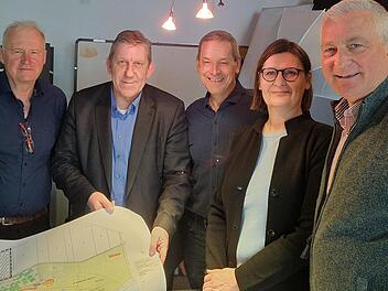 MdB Andreas Schwarz (3. v. links) informiert die Vereine über die millionenschwere Förderung und lässt sich die Pläne zeigen. Mit auf dem Bild (v. links): Jürgen Ussmüller (Energiewende SVB), Jürgen Bruhn (Schwimmwart WSV), Horst Schubert (Vorsitz...