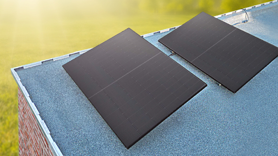 Die Mini-Solaranlagen von Kleines Kraftwerk lassen sich universell einsetzen, beispielsweise auf einem Flachdach.