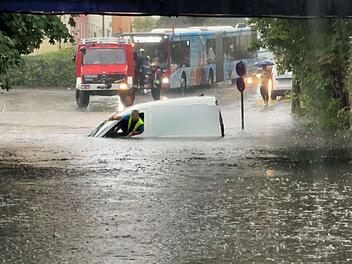 Starkregen und Gewitter treffen Nürnberg und Umgebung - Menschen müssen gerettet werden