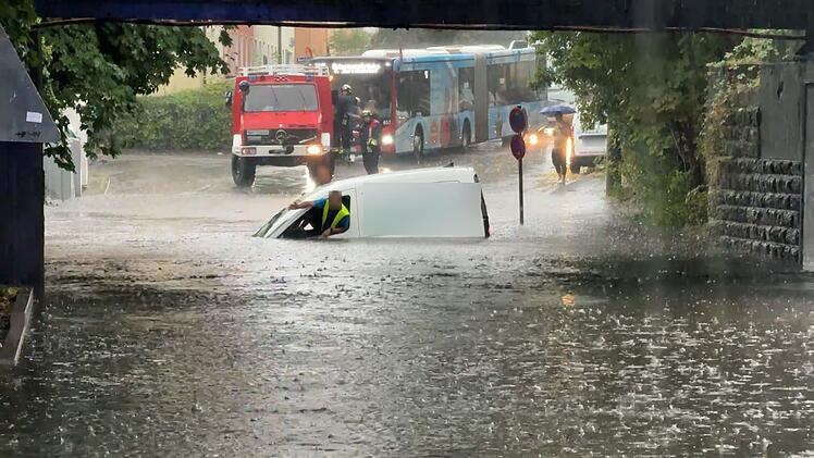 Starkregen und Gewitter treffen Nürnberg und Umgebung - Menschen müssen gerettet werden