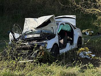 A3 bei W&uuml;rzburg-Randersacker: Audi-Fahrer flieht vor Polizei und baut Unfall - 2 Verletzte