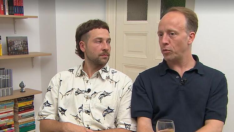 Dustin (l.) meckert über Maries Dessert, Nico liebt es.