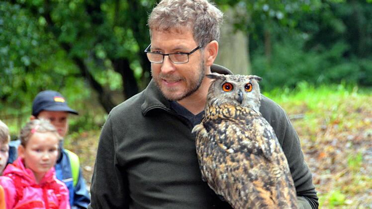 Falkner Michael Schanze erklärte in Aschach den Umgang mit dem Greifvogel. Fotos: Peter Rauch