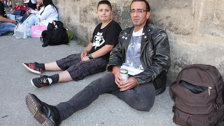 Luis und sein Vater Michael haben im Auto übernachtet und sitzen seit 9 Uhr am Eingang bei der Ehrenburg.