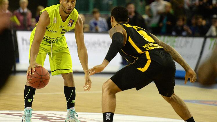 Trevon Hughes (links), hier gegen den Ludwigsburger John Little, war mit 23 Punkten Bayreuther Top-Scorer. Fotos: Konrad Heller