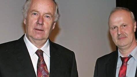 Klaus Strienz (links) hat von Bürgermeister Brehm die Ehrenspange der Höchstadt verliehen bekommen.  Fotos: Evi Seeger