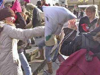 Schüler liefern sich eine fetzige Kissenschlacht - das richtige Datum dafür ist der 4. April. Na klar, am Welttag der Kissenschlacht.  Foto: Ronald Rinklef