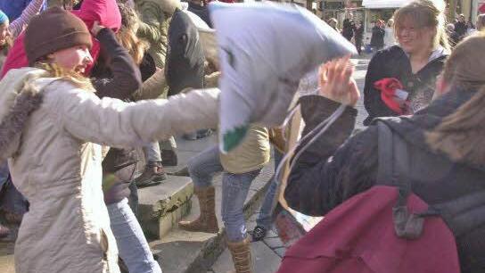 Schüler liefern sich eine fetzige Kissenschlacht - das richtige Datum dafür ist der 4. April. Na klar, am Welttag der Kissenschlacht.  Foto: Ronald Rinklef