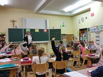 Sobald Brigitte Kriegelstein den Kindern eine Frage stellte, gingen viele Finger hoch. Foto: Yvonne Harich