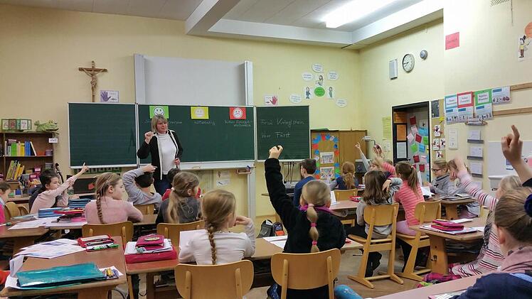Sobald Brigitte Kriegelstein den Kindern eine Frage stellte, gingen viele Finger hoch. Foto: Yvonne Harich