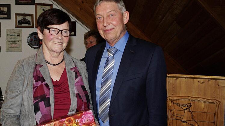 Marianne Müller erhielt für 40 Jahre Mitgliedschaft vom Bezirksvorsitzenden Otto Hünnerkopf die Bezirksmedaille.  Foto: Winfried Ehling