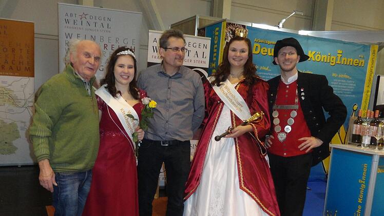 Der Stand der Arbeitsgemeinschaft Deutscher KönigInnen war bei der Messe in Frankfurt Treffpunkt der verschiedensten Majestäten. Unser Bild zeigt (von links) Rudi Russ, die Witzenhäuser Kirschenprinzessin, Stefan Goger, die Witzenhäuser Kirschenkönigin und Bierprinz Sebastian Gocker.Anna-Lena Gottschalk