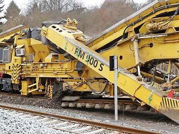 Der Teil des Zuges, der das Schotterbett abfräst. Gleich dahinter wird das gereinigte Material wieder eingefüllt. Foto: Dieter Hübner