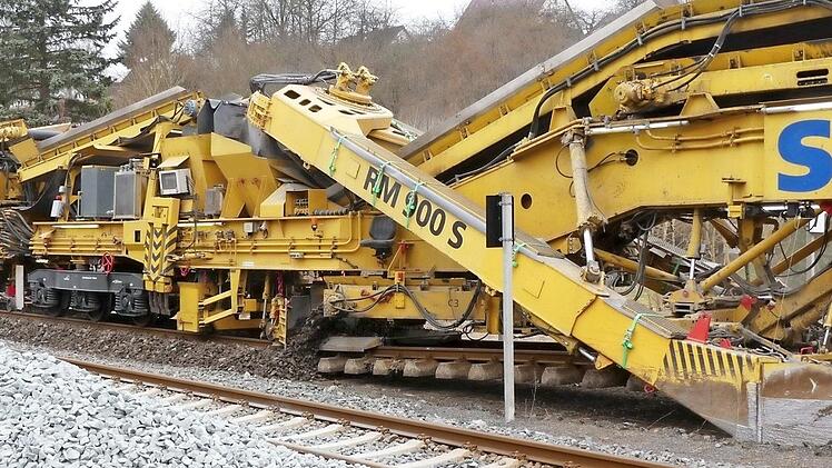 Der Teil des Zuges, der das Schotterbett abfräst. Gleich dahinter wird das gereinigte Material wieder eingefüllt. Foto: Dieter Hübner