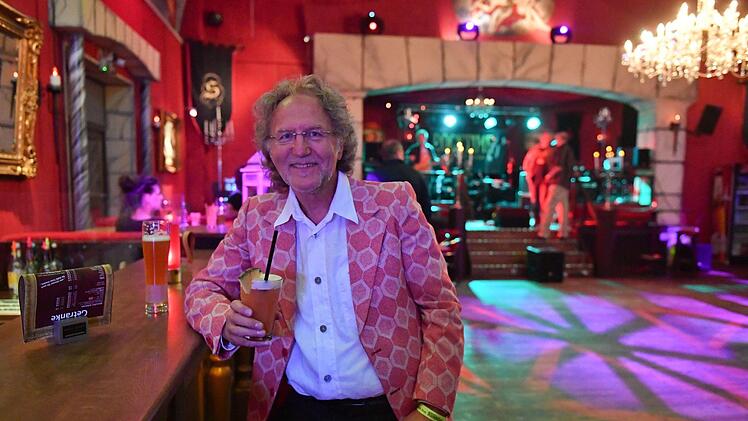 Erich Wochele kam in einem Jackett, das noch aus den siebziger Jahren stammt.Foto: Ronald Rinklef