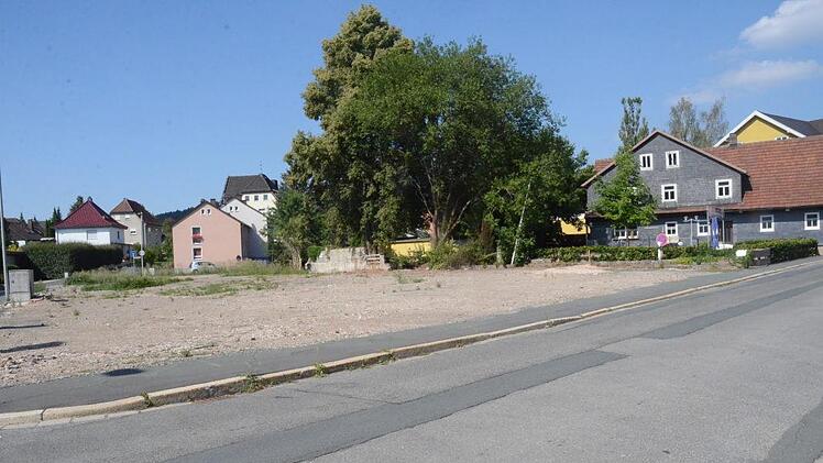 Entsteht hier in Rothenkirchen bald ein neuer Kindergarten? Bürgermeister Hans Pietz legte diesen Vorschlag eines Kindergartenneubaus durch den ASB den Gemeinderäten als Alternative zum bestehenden Katholischen Kindergarten vor. Auch rechts das Grundstück und Gebäude können mit einbezogen werden. K.-H. Hofmann