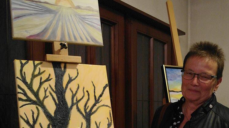 Maria Rottmann interpretierte das Thema "Spuren zum Licht" mit einem Baum, dessen Äste zum Licht wachsen. Foto: Stephanie Elm