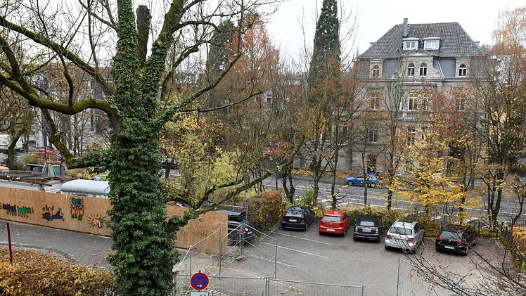 An der Baumseite zur Viktoriastraße hin soll eine Lärmschutzwand errichtet werden. Das Ausmaß ist jedoch noch offen. Foto: Hagen Lehmann