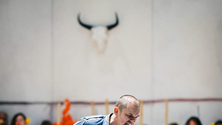 In der Neuinszenierung und im Bühnenbild von Alexander Müller-Elmau feiert die Oper "Carmen" von Georges Bizet" ihre Premiere am Landestheater Coburg.Foto: Sebastian Buff