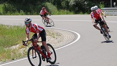 Die sogenannte "Applauskurve" im Hambach zwischen Ebern und Untermerzbach nehmen die Fahrer des Eberner Radsportclubs. Vorn im Bild: Maik Werner Helmut Will