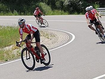 Die sogenannte "Applauskurve" im Hambach zwischen Ebern und Untermerzbach nehmen die Fahrer des Eberner Radsportclubs. Vorn im Bild: Maik Werner Helmut Will