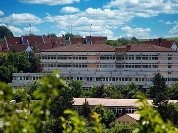 Das Berufsbildungszentrum (BBZ) auf dem Karlsberg wird abgerissen. Hier  könnte Platz für 15 neue Häuser entstehen. Foto: Dieter Britz