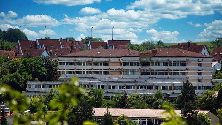Das Berufsbildungszentrum (BBZ) auf dem Karlsberg wird abgerissen. Hier  könnte Platz für 15 neue Häuser entstehen. Foto: Dieter Britz
